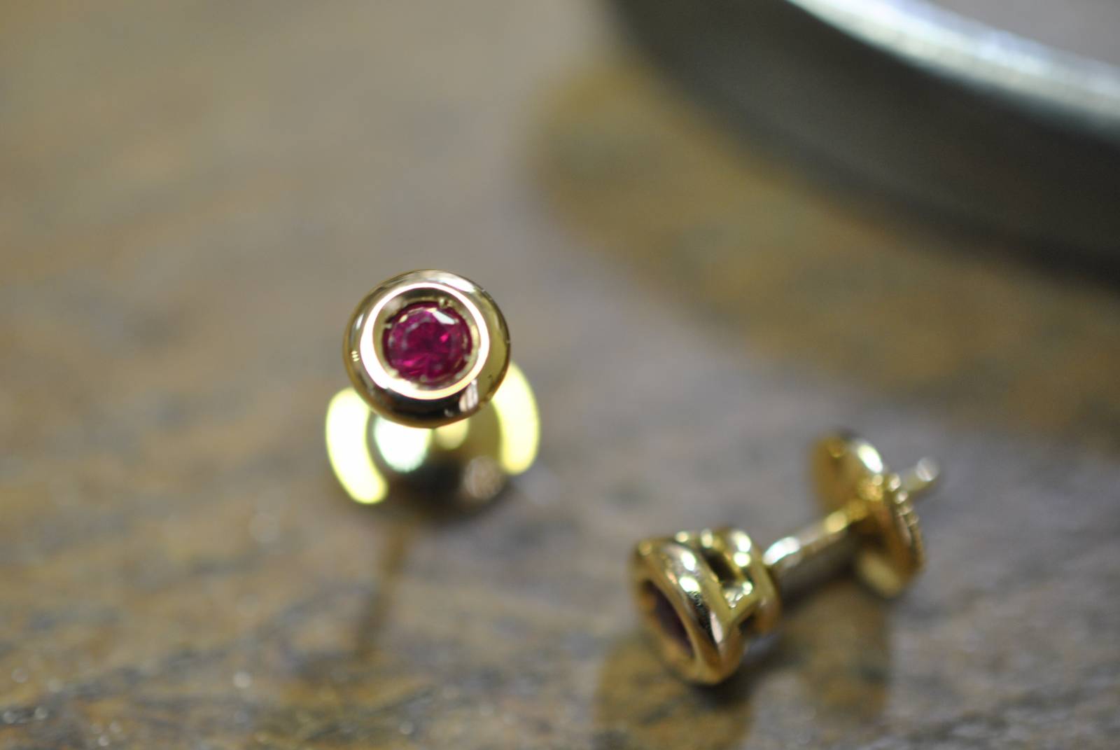 Boucles d'oreilles or jaune avec des rubis