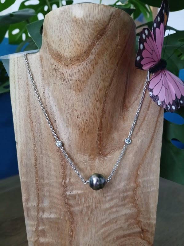 Collier en or gris avec une perle de Tahiti et deux diamants